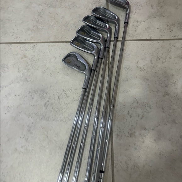 John Daly 6 Pc Iron Set In Right Hand 
Steel shafts 
Used conditions - Picture 7 of 11